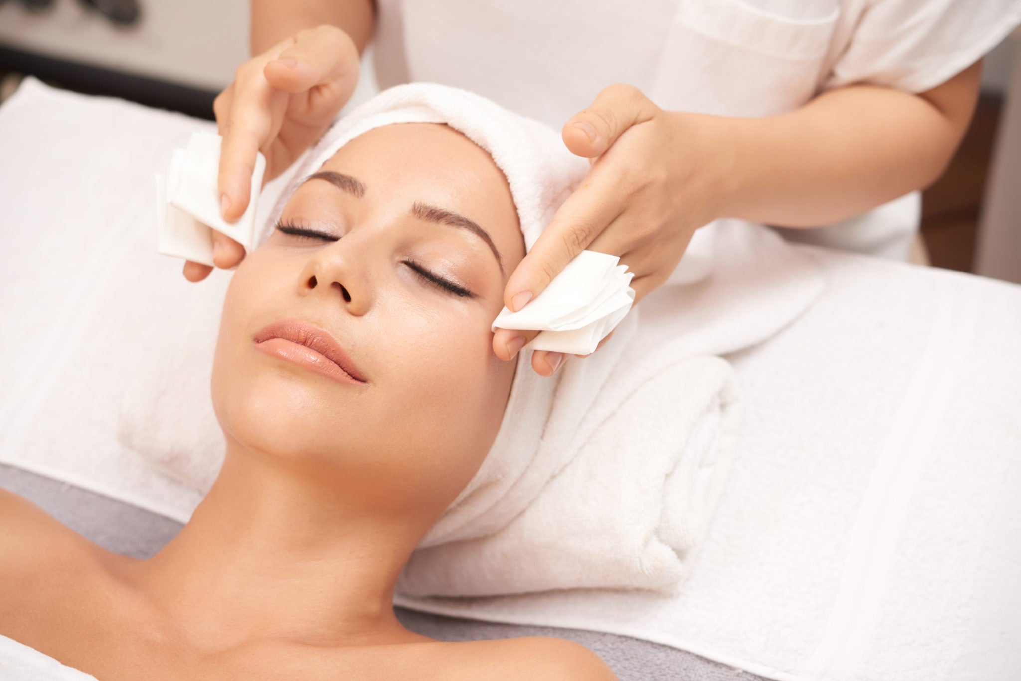 ¿Cómo hacer un masaje facial? Paso a paso